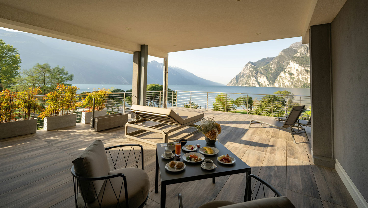 King Suite with lake view and large terrace - King Suite with lake view and large terrace