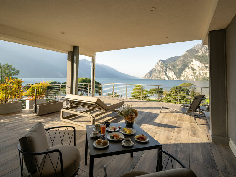 King Suite with lake view and large terrace - King Suite with lake view and large terrace