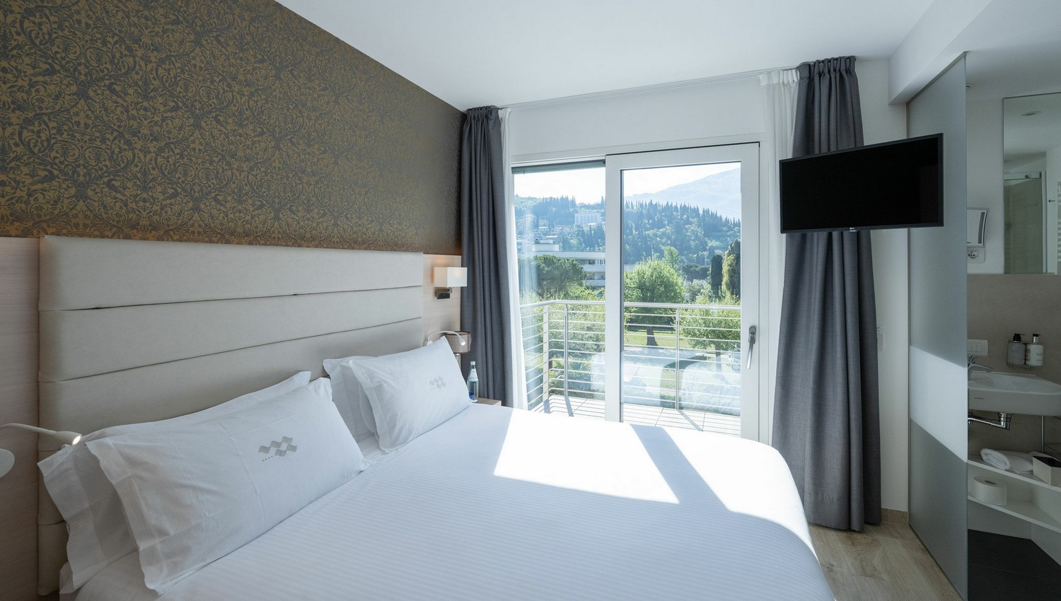 Standard Room with Balcony and Lateral Lake View - Standard Room with Balcony and Lateral Lake View