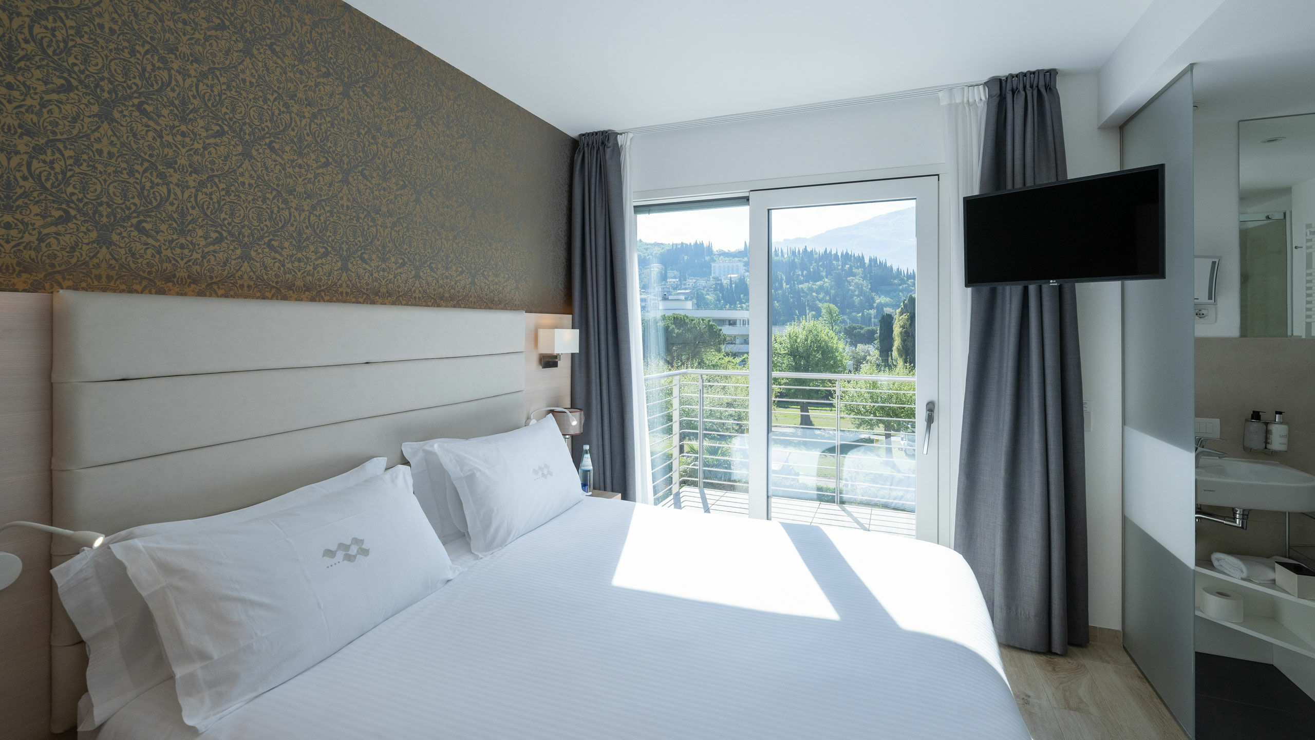 Hotel Bellariva 4 stars Riva del Garda – Lakefront View & Adults-Friendly Hospitality Bellariva srl | Standard Room with Balcony and Lateral Lake View