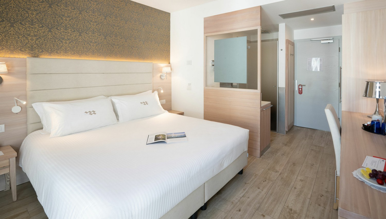 Comfort Room with balcony and partial lake view - Comfort Room with balcony and partial lake view