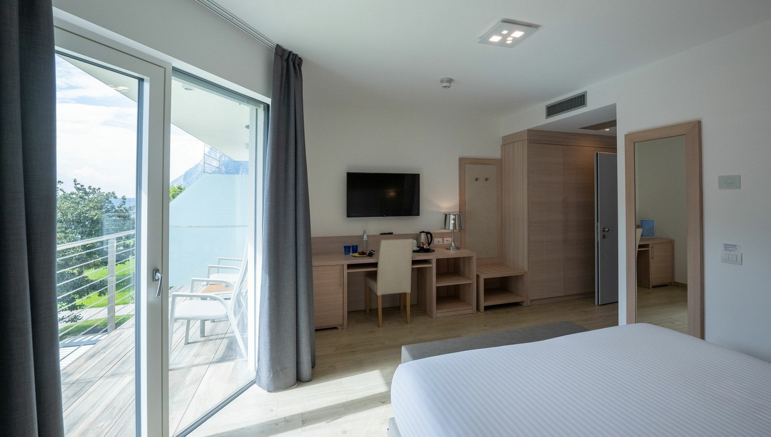 Superior Room with balcony and partial lake view - Superior Room with balcony and partial lake view