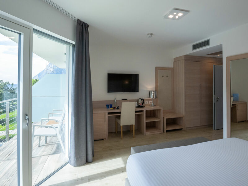 Superior-Zimmer mit Balkon und teilweisem Seeblick