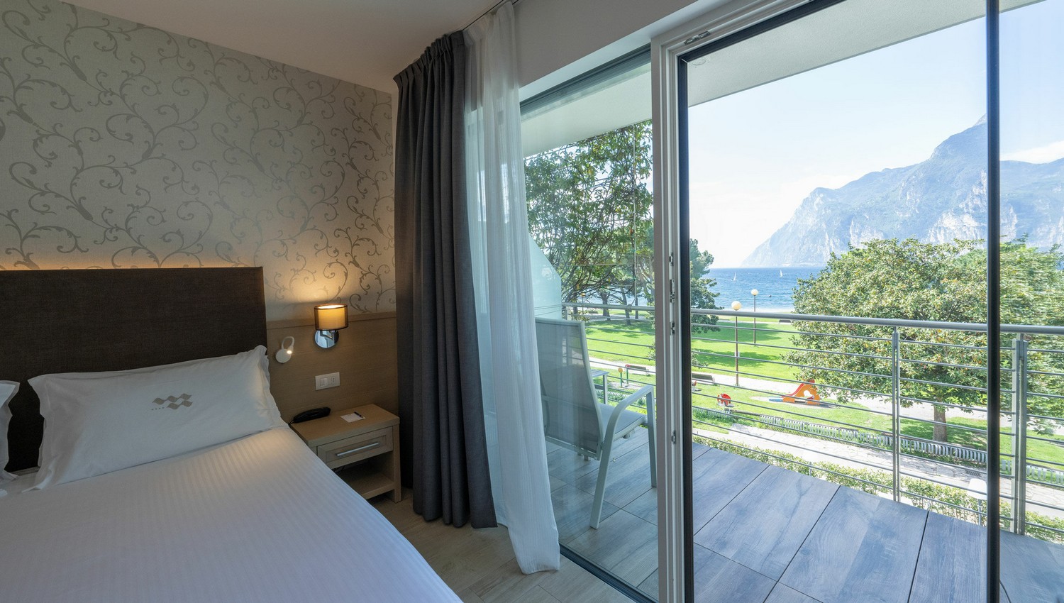 Deluxe Room with Balcony and Lake View - Deluxe Room with Balcony and Lake View
