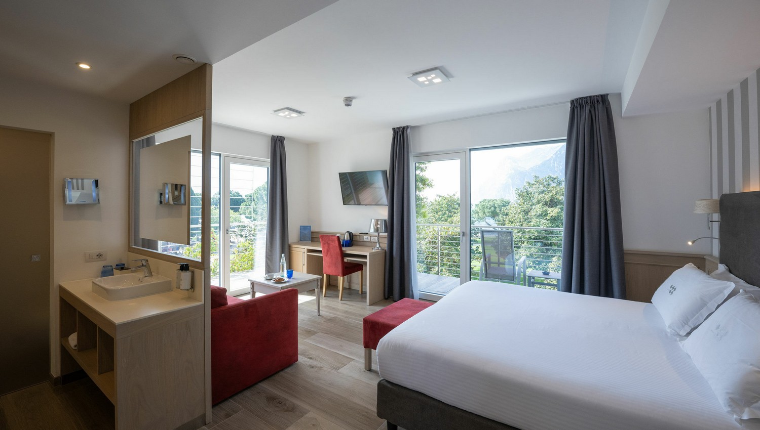 Deluxe Triple Room with lake view and double balcony - Perfetta per ospitare le famiglie
