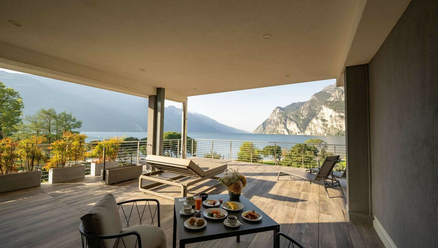 King Suite with lake view and large terrace - King Suite with lake view and large terrace