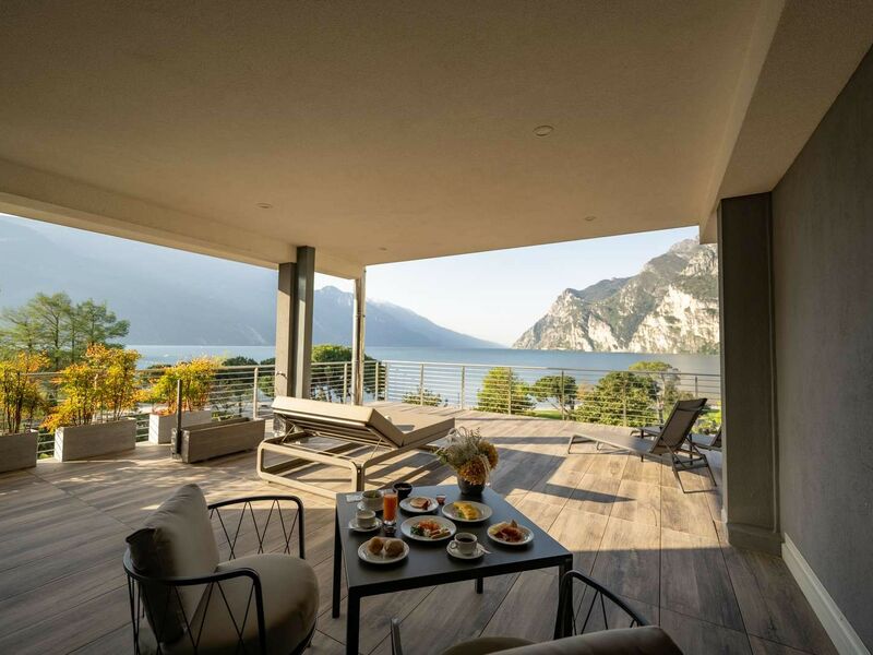 King Suite with lake view and large terrace - King Suite with lake view and large terrace
