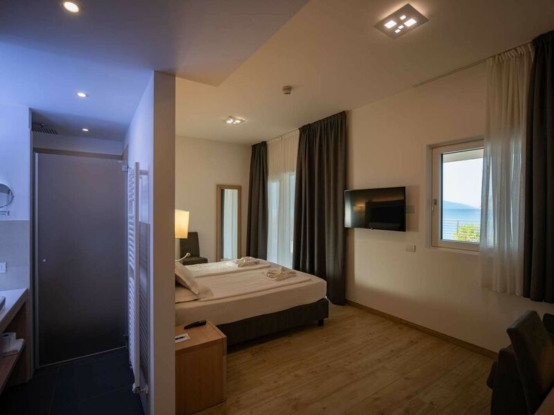 King Suite with lake view and large terrace - King Suite with lake view and large terrace