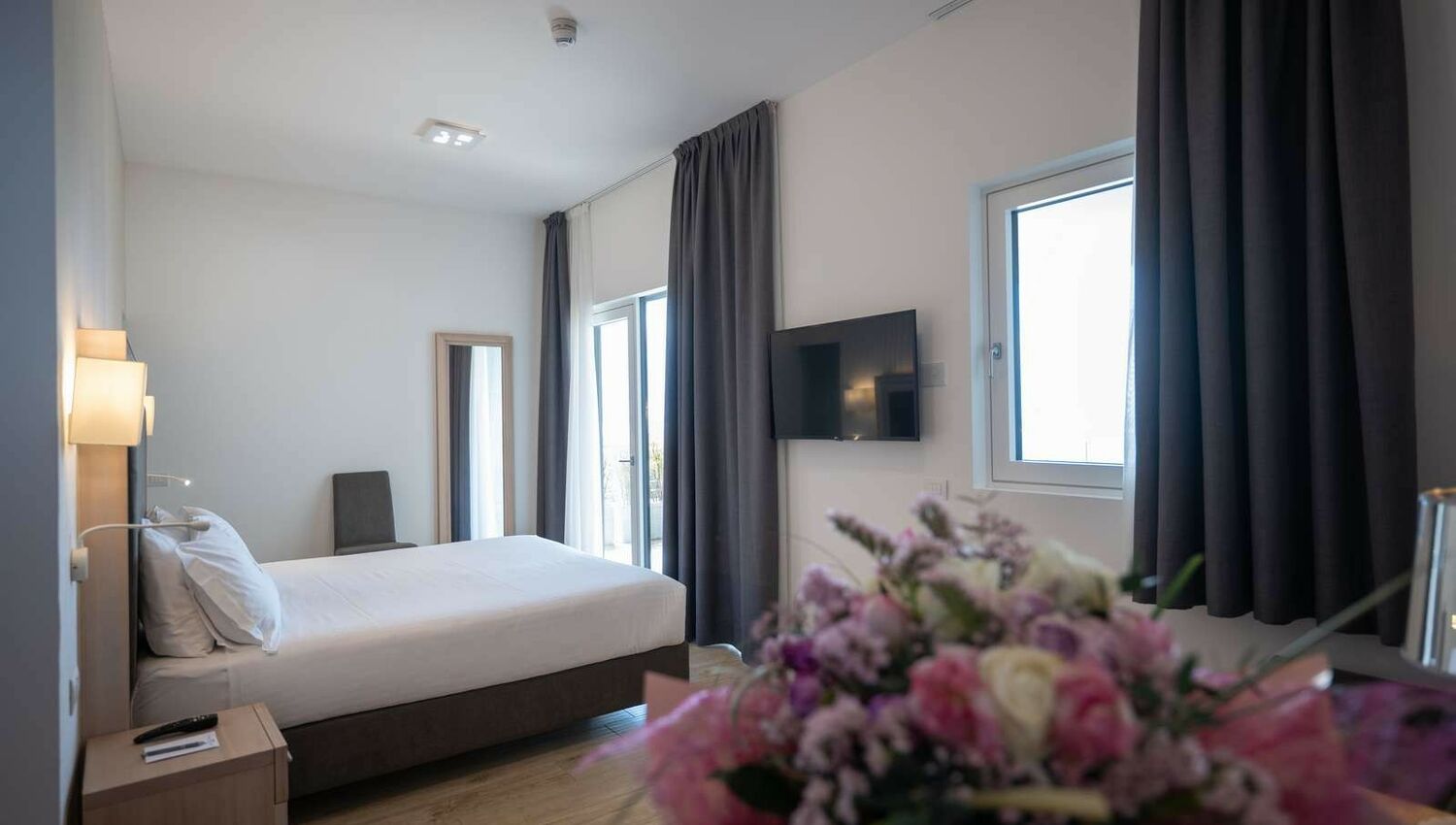 King Suite with lake view and large terrace - King Suite with lake view and large terrace