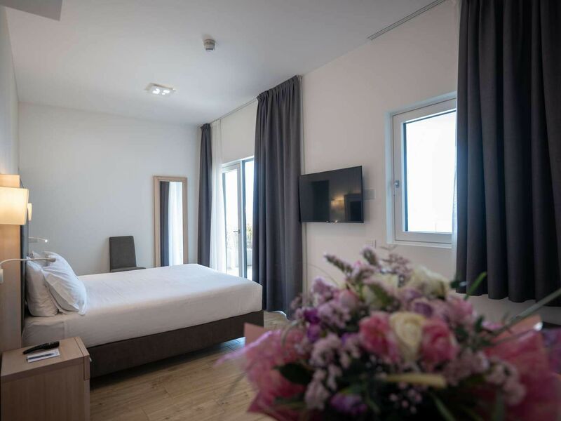 King Suite with lake view and large terrace - King Suite with lake view and large terrace