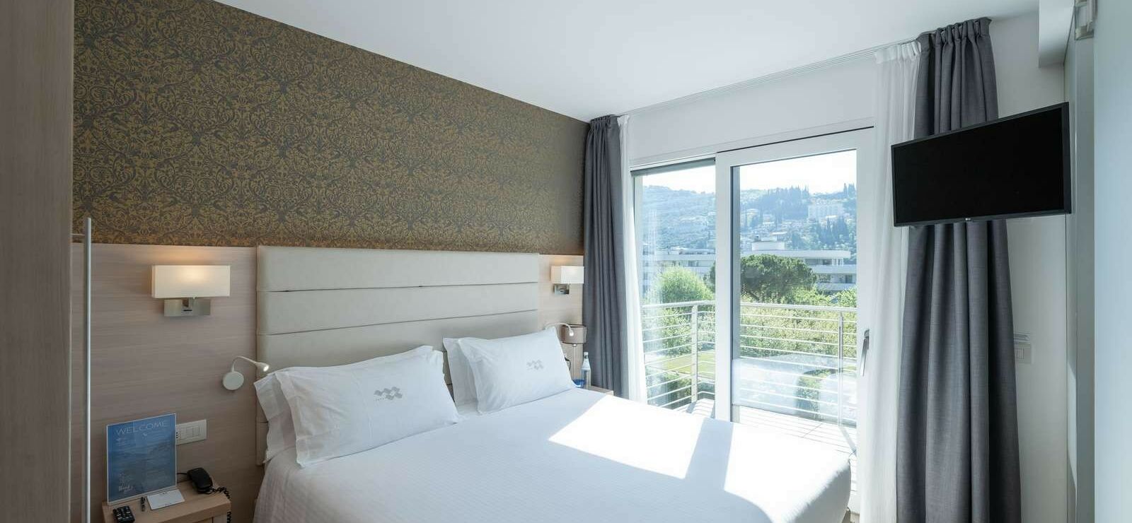 Standard Room with Balcony and Lateral Lake View