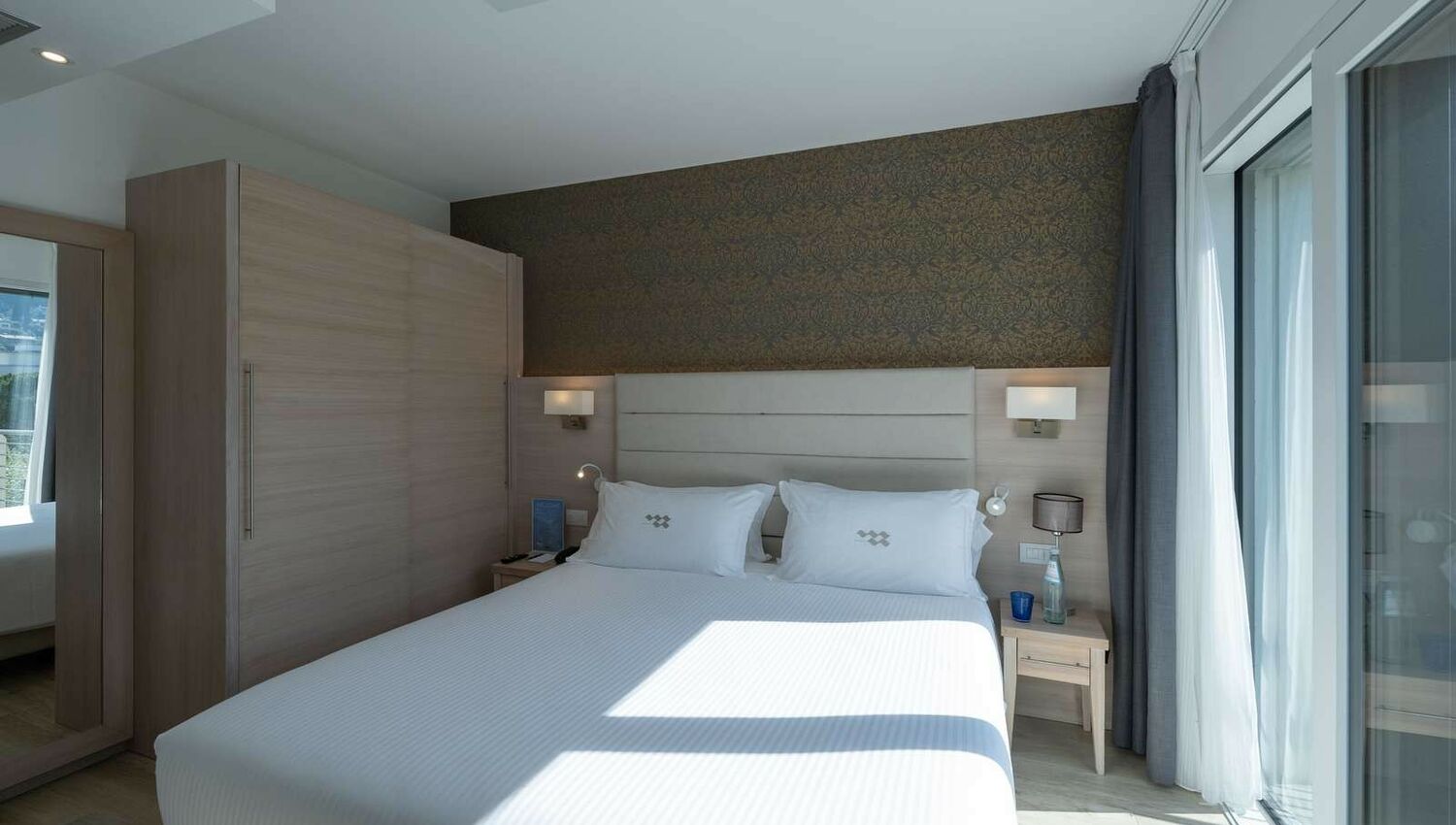Standard Room with Balcony and Lateral Lake View - Standard Room with Balcony and Lateral Lake View