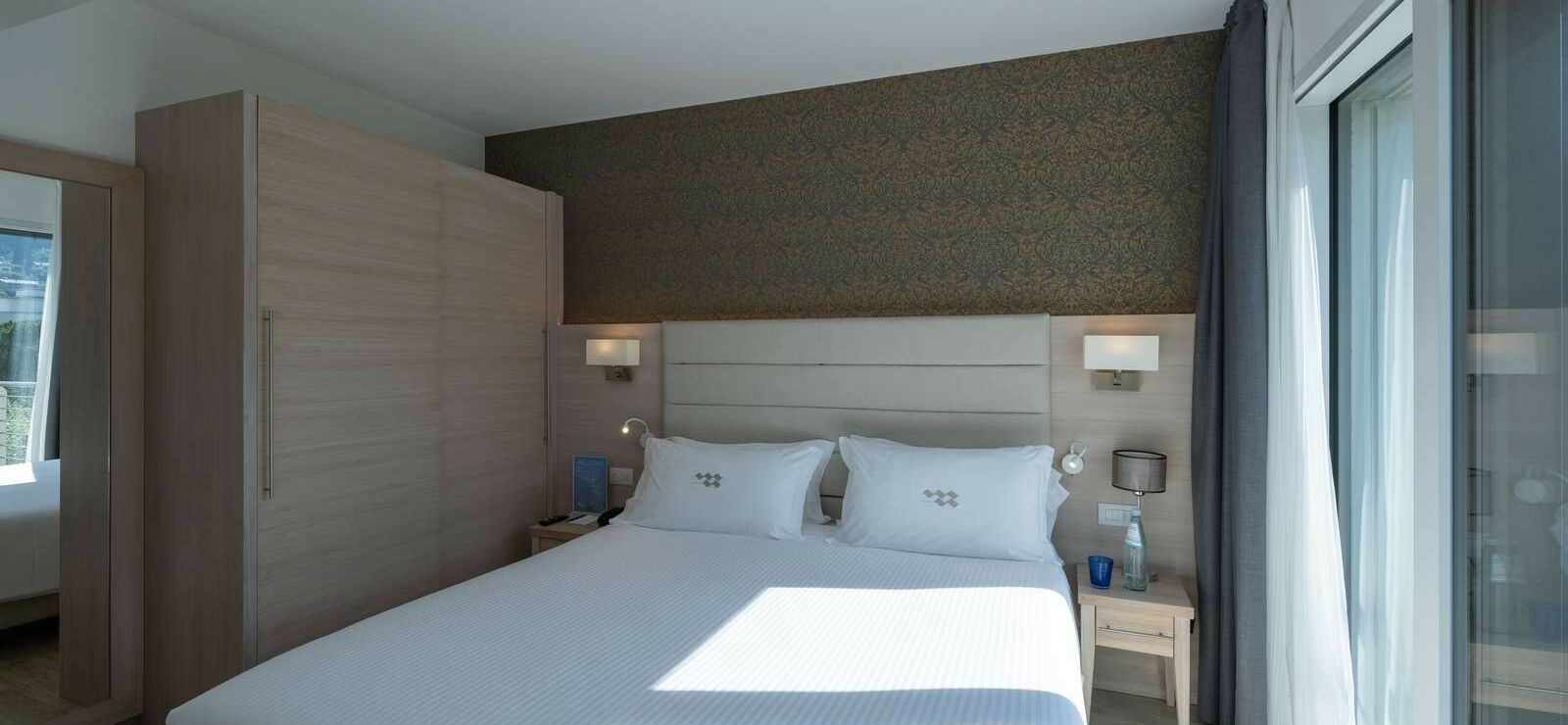 Standard Room with Balcony and Lateral Lake View