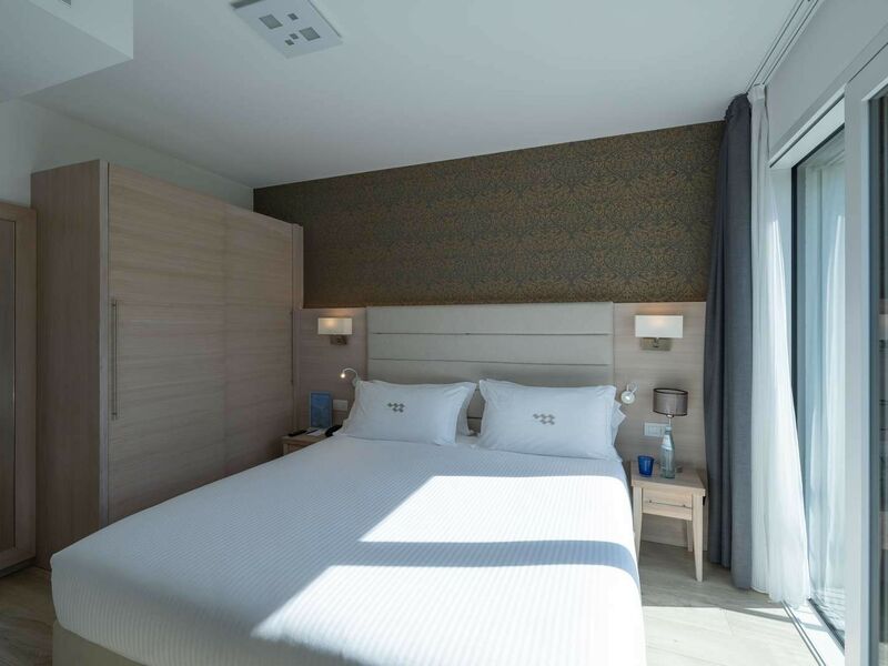 Standard Room with Balcony and Lateral Lake View