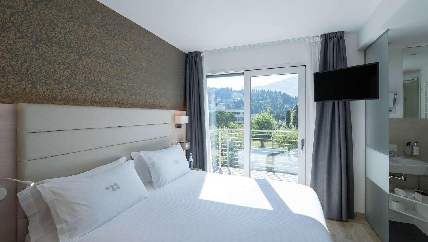 Standard Room with Balcony and Lateral Lake View - Standard Room with Balcony and Lateral Lake View
