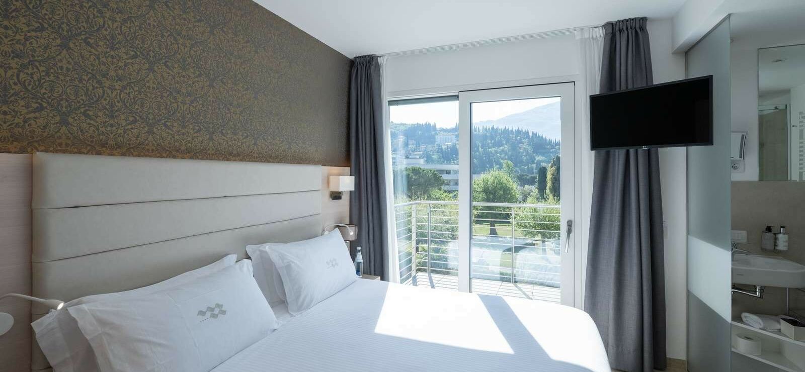 Standard Room with Balcony and Lateral Lake View
