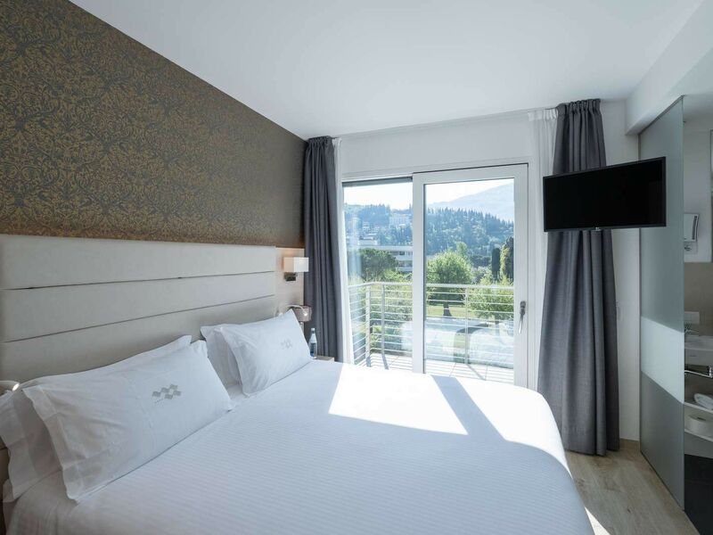 Standard Room with Balcony and Lateral Lake View