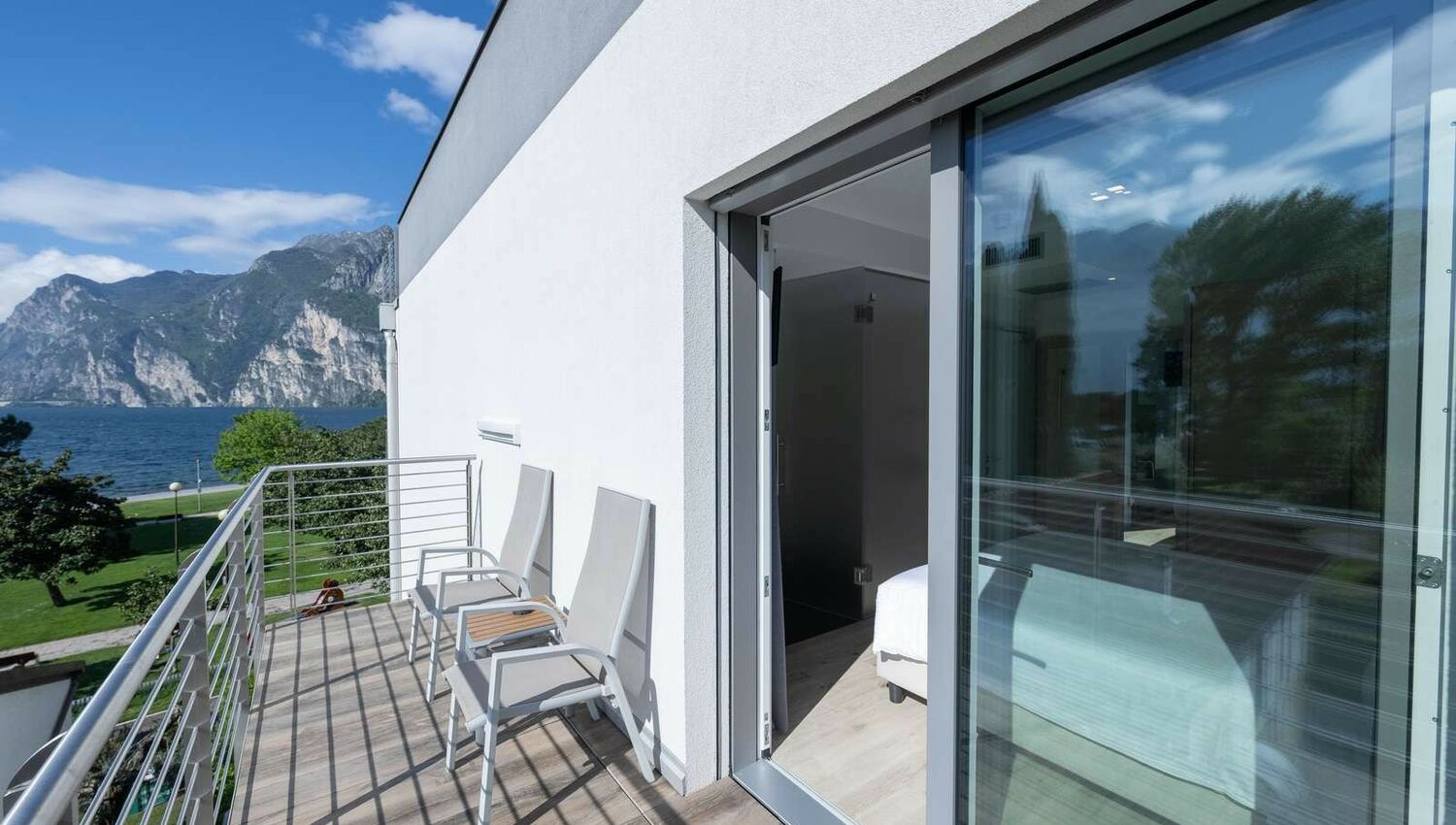 Standard Room with Balcony and Lateral Lake View - Standard Room with Balcony and Lateral Lake View