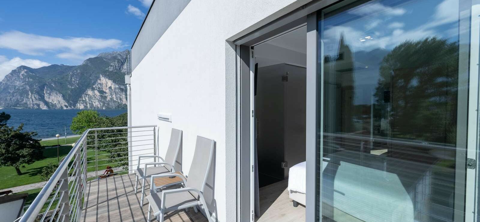 Standard Room with Balcony and Lateral Lake View