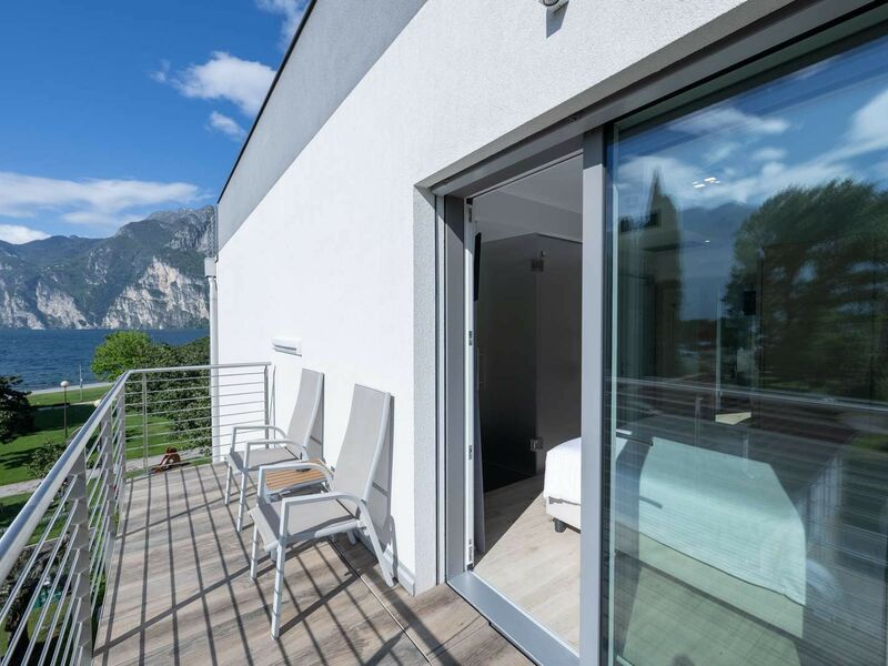 Standard Room with Balcony and Lateral Lake View