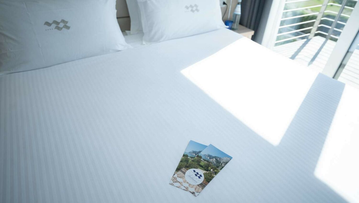 Standard Room with Balcony and Lateral Lake View - Standard Room with Balcony and Lateral Lake View