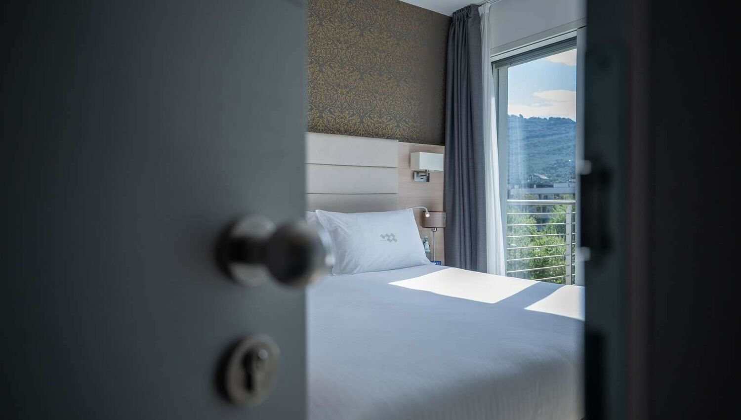 Standard Room with Balcony and Lateral Lake View - Standard Room with Balcony and Lateral Lake View