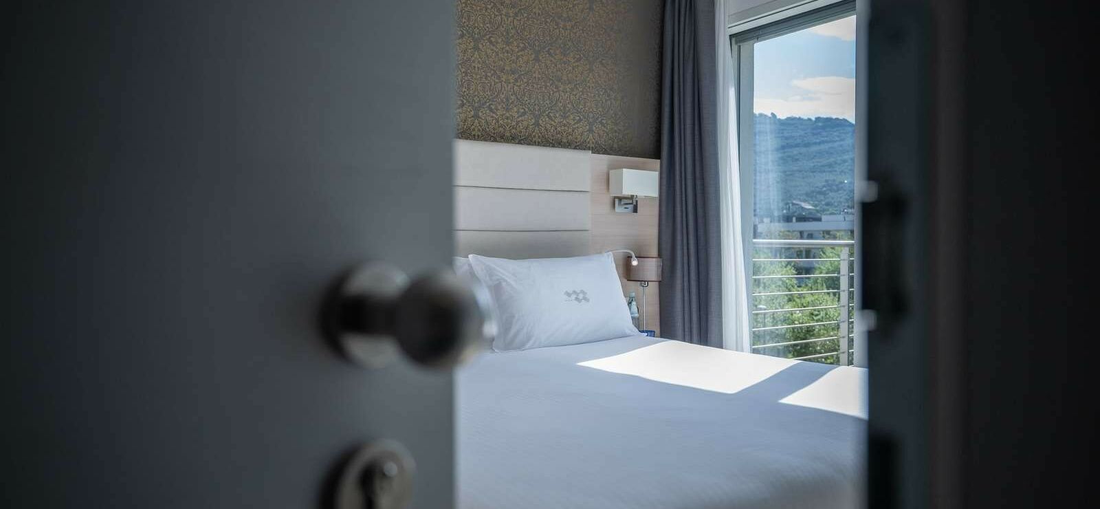 Standard Room with Balcony and Lateral Lake View