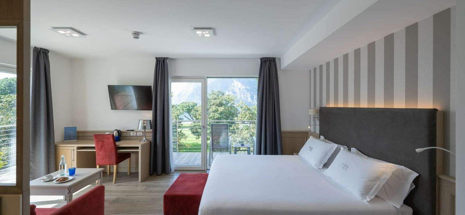 Deluxe Triple Room with lake view and double balcony