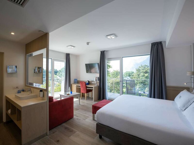 Deluxe Triple Room with lake view and double balcony