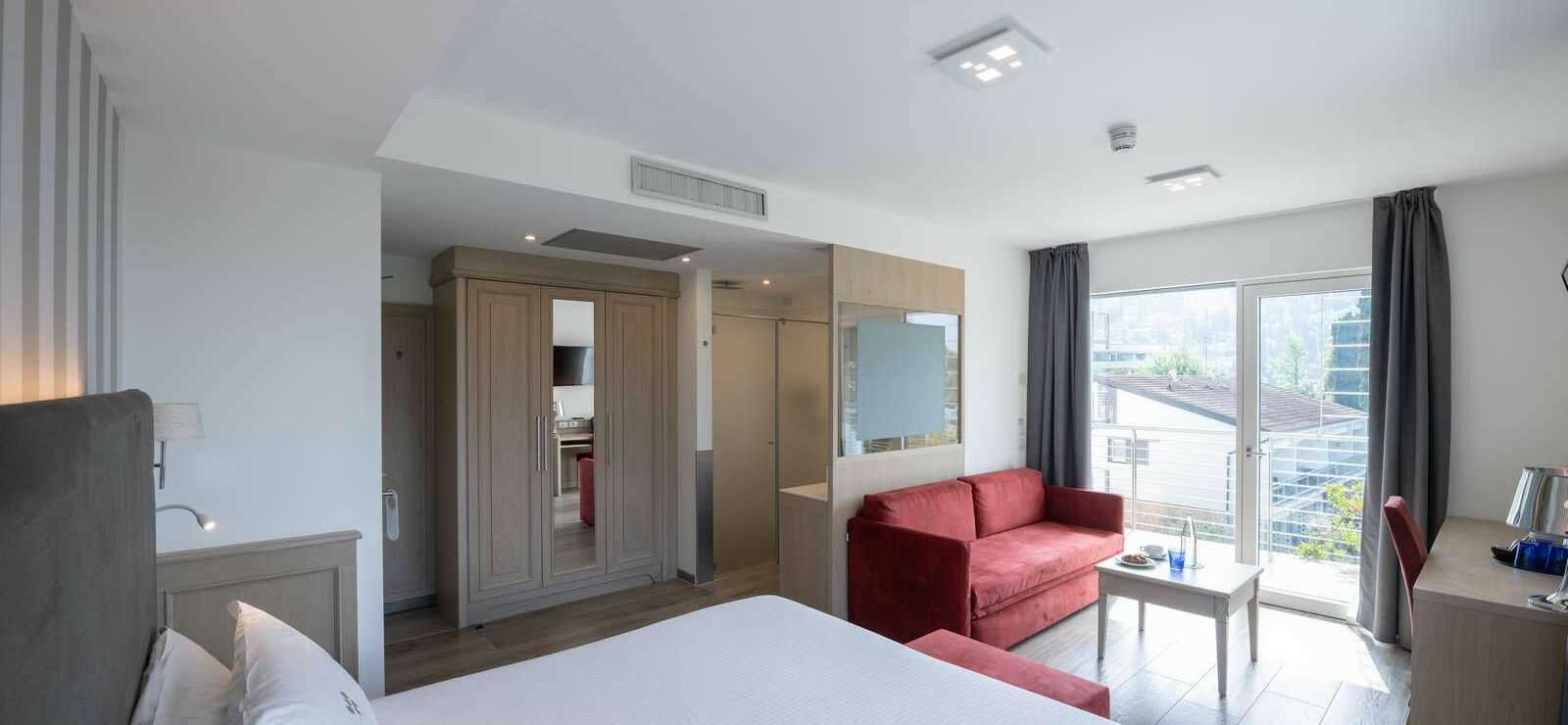 Deluxe Triple Room with lake view and double balcony