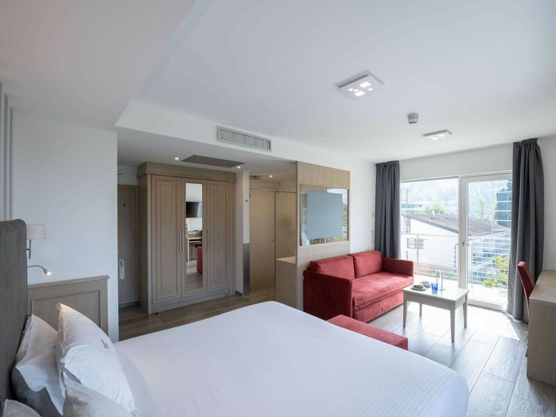 Deluxe Triple Room with lake view and double balcony
