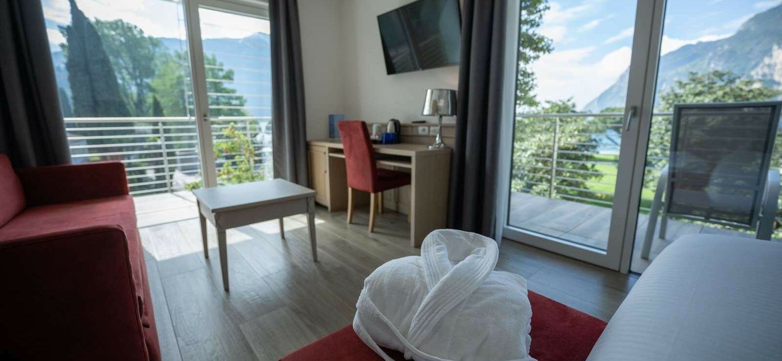 Deluxe Triple Room with lake view and double balcony