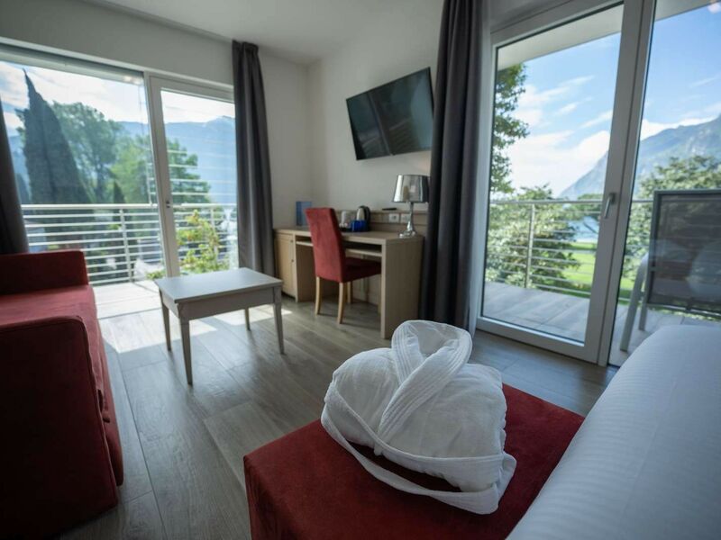 Deluxe Triple Room with lake view and double balcony