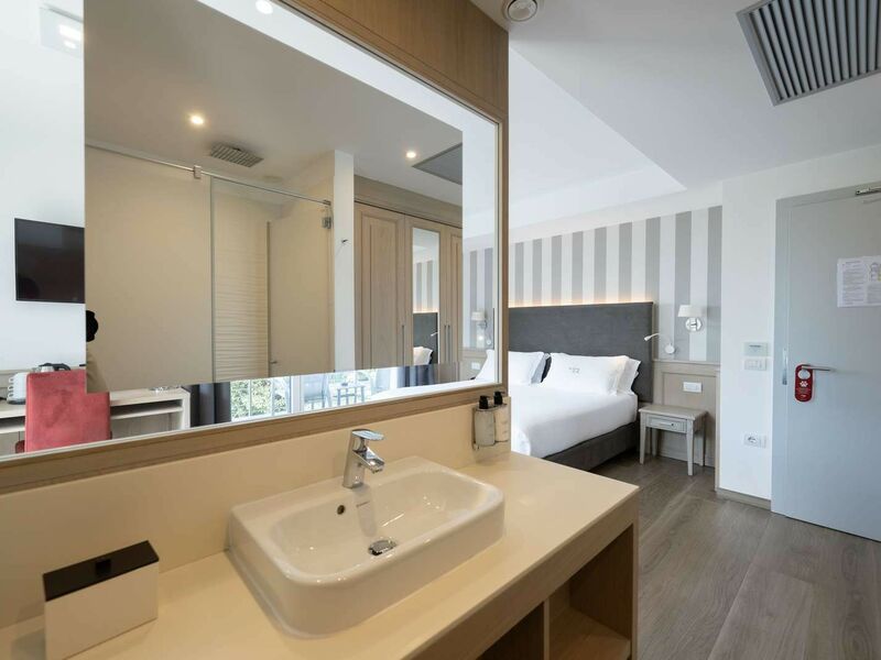 Deluxe Triple Room with lake view and double balcony
