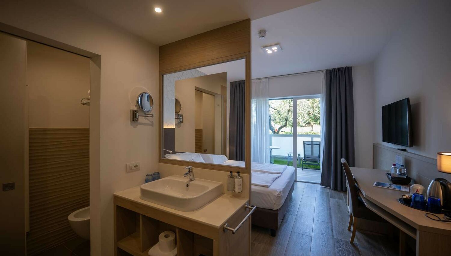 Superior Ground Floor with terrace overlooking the beach - Superior Ground Floor with terrace overlooking the beach