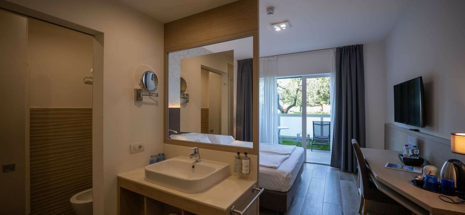 Superior Ground Floor with terrace overlooking the beach