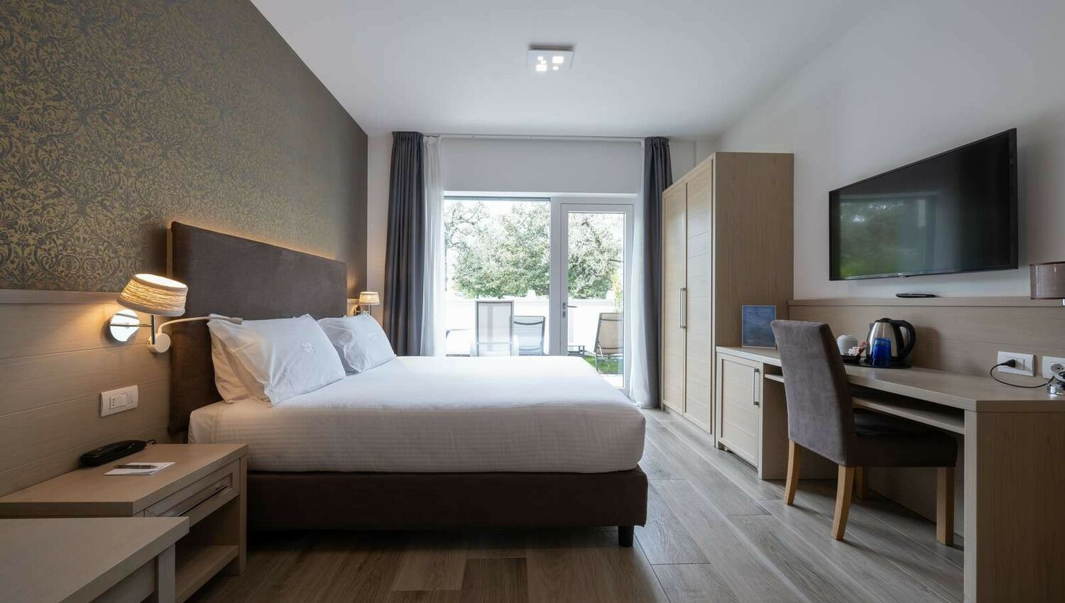 Superior Ground Floor with terrace overlooking the beach - Superior Ground Floor with terrace overlooking the beach