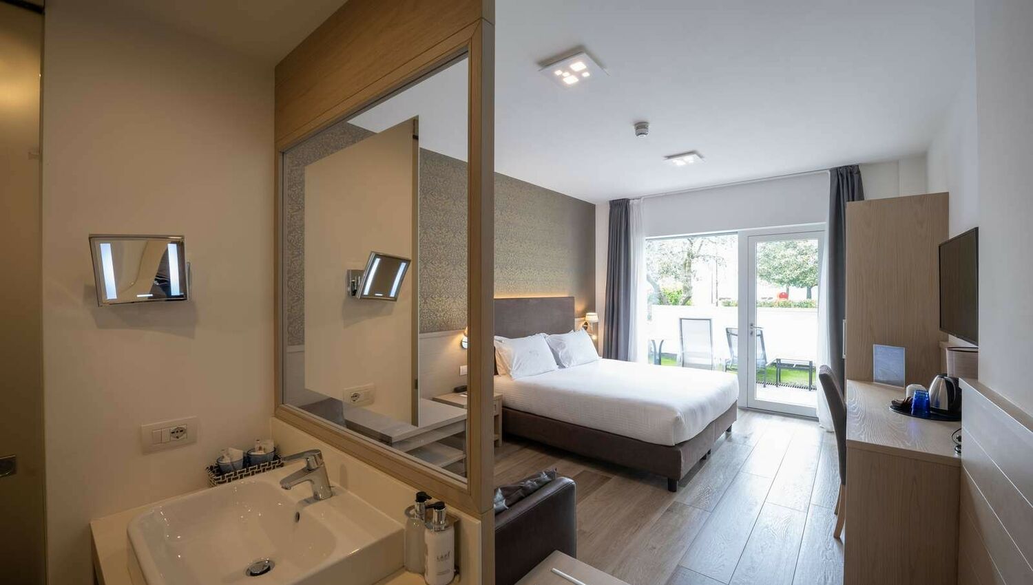 Superior Ground Floor with terrace overlooking the beach - Superior Ground Floor with terrace overlooking the beach