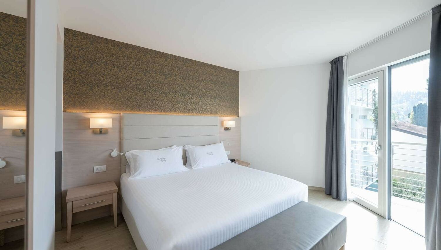 Superior Room with balcony and partial lake view - Superior Room with balcony and partial lake view