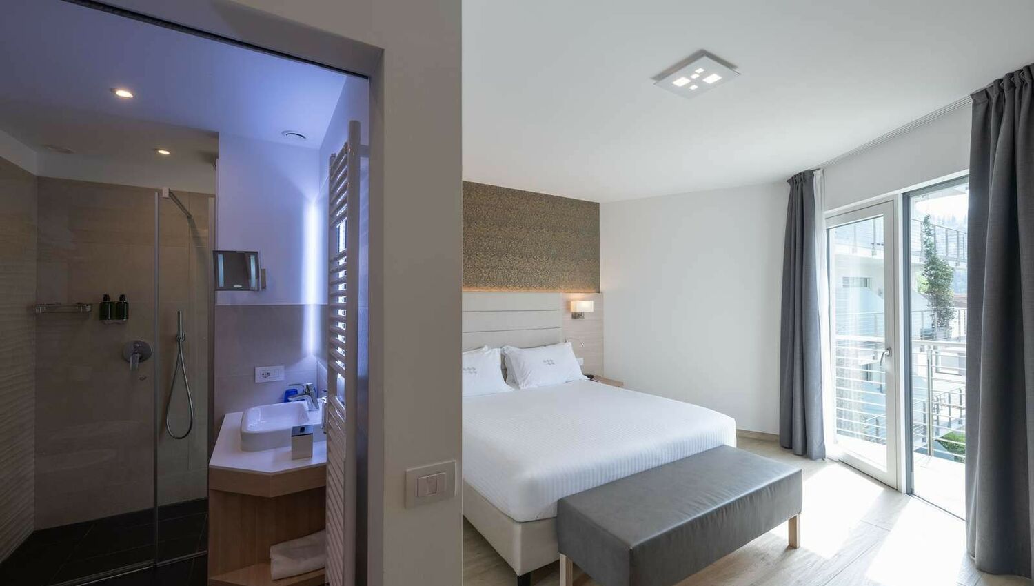 Superior Room with balcony and partial lake view - Superior Room with balcony and partial lake view