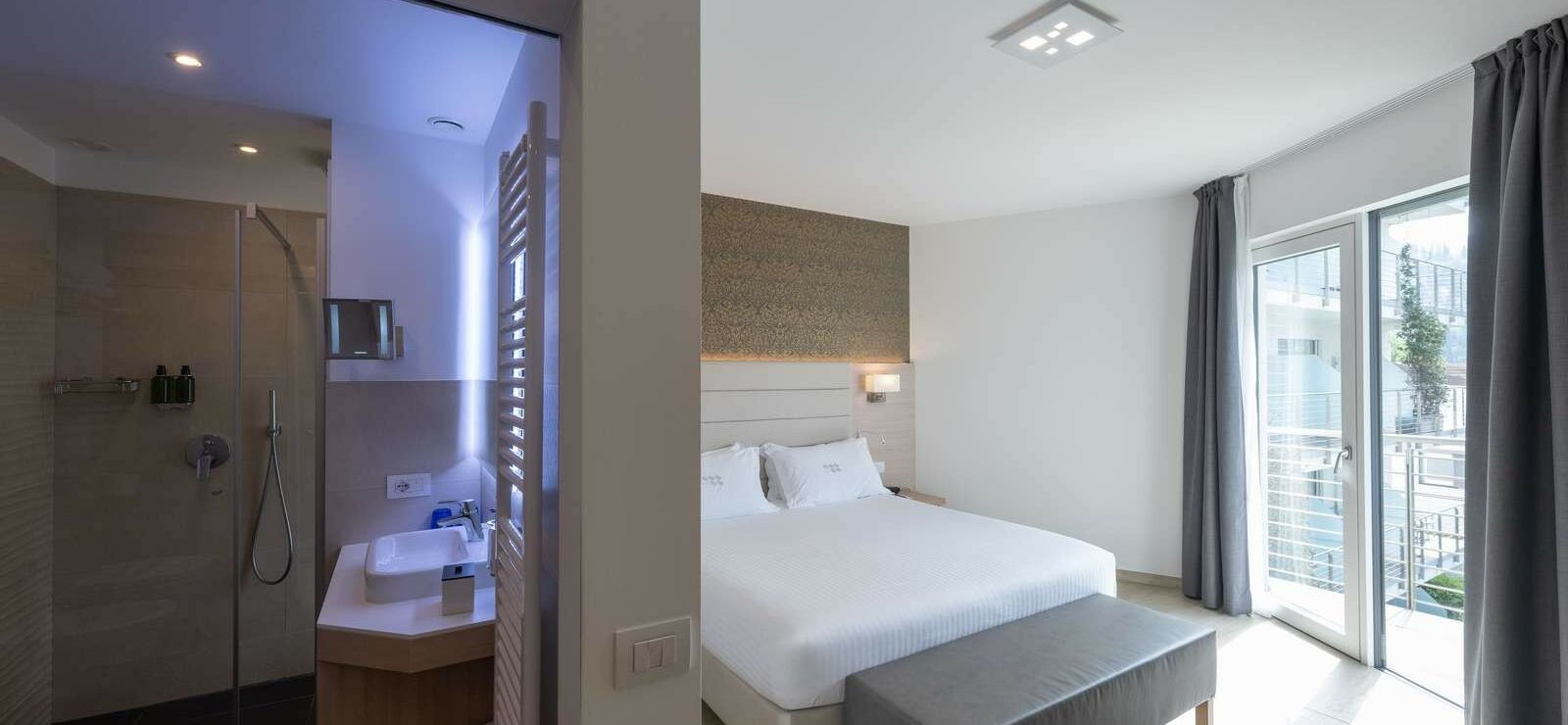 Superior Room with balcony and partial lake view