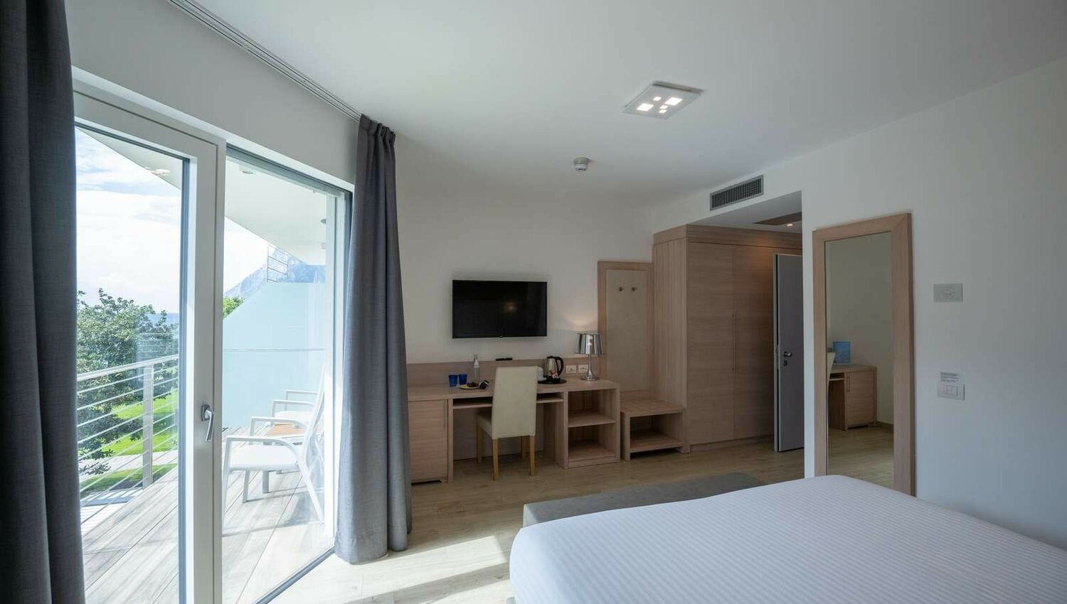 Superior Room with balcony and partial lake view - Superior Room with balcony and partial lake view