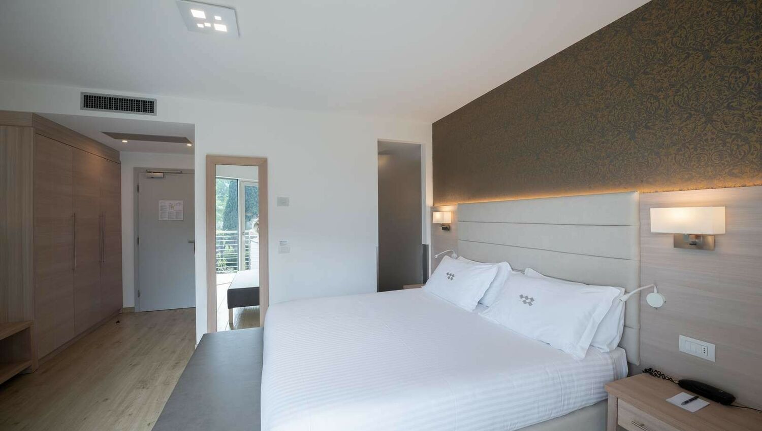Superior Room with balcony and partial lake view - Superior Room with balcony and partial lake view