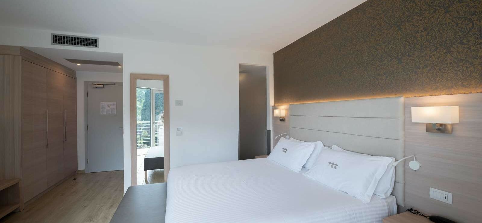 Superior Room with balcony and partial lake view