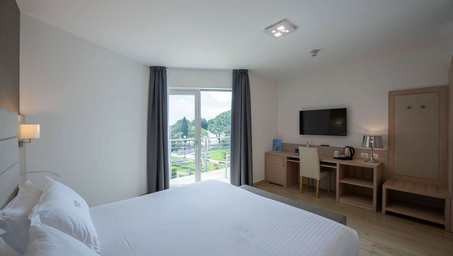 Superior Room with balcony and partial lake view - Superior Room with balcony and partial lake view