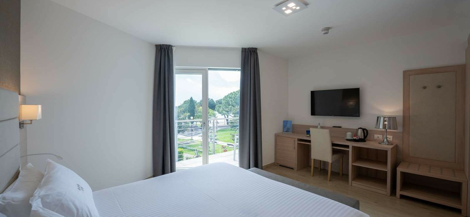 Superior Room with balcony and partial lake view