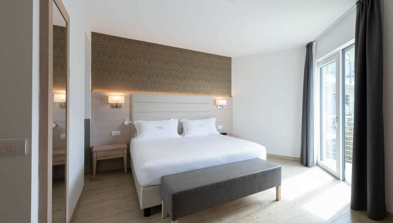Superior Room with balcony and partial lake view - Superior Room with balcony and partial lake view