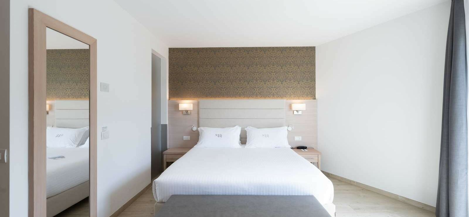 Superior Room with balcony and partial lake view