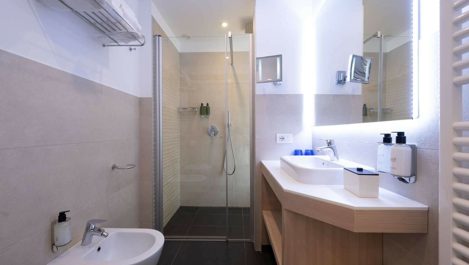 Superior Room with balcony and partial lake view - Superior Room with balcony and partial lake view