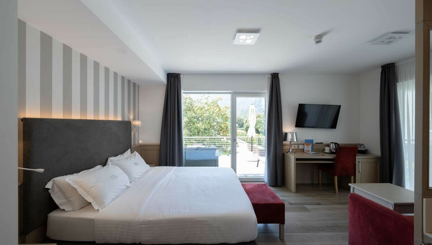 Junior Suite with lake view and terrace - Junior Suite with lake view and terrace